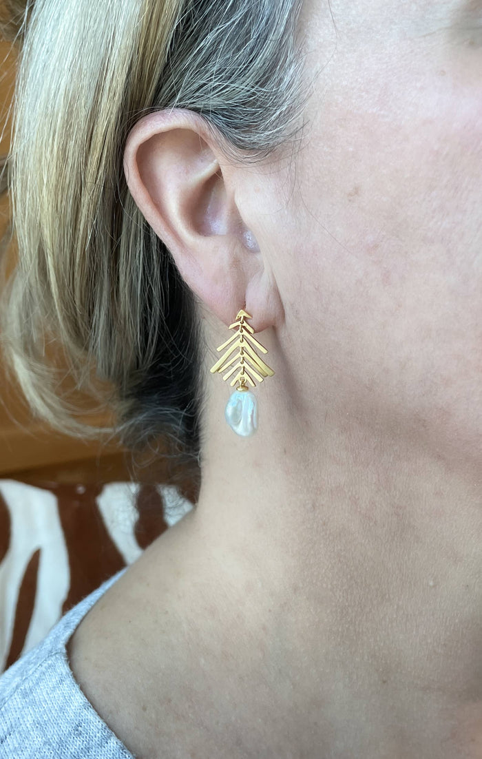 Pearl earrings with matte gold pine needle post